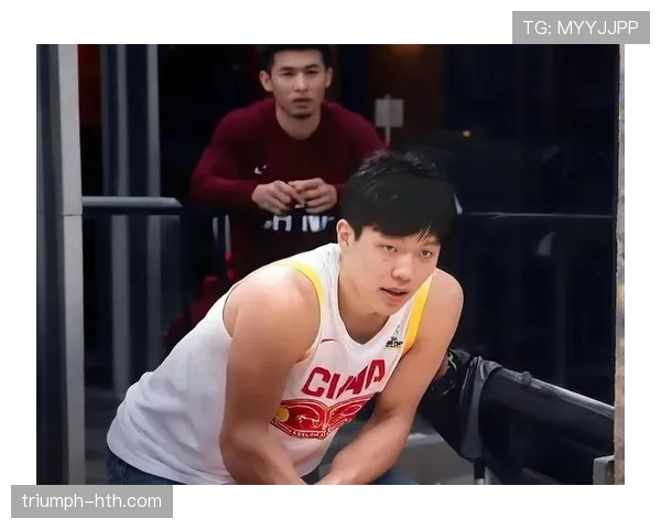 杨瀚森赛场上一秒狂飙千里，下一秒却像个邻家大男孩吃着泡面